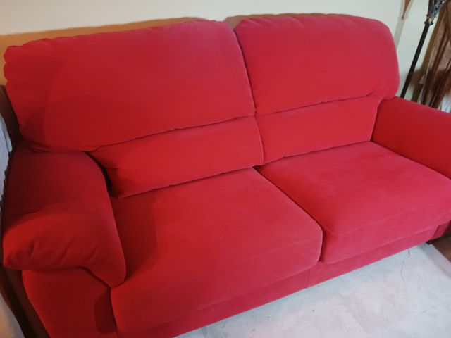 Sofá rojo nuevo NO SE HA USADO NUNCA