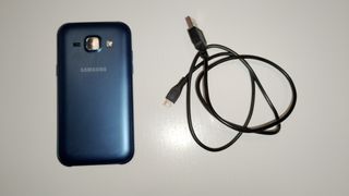 Samsung Galaxy J1 - móvil negro