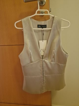 Chaleco Zara satinado beige. Sin estrenar.