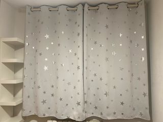 Cortinas grises con estrellas plateadas.