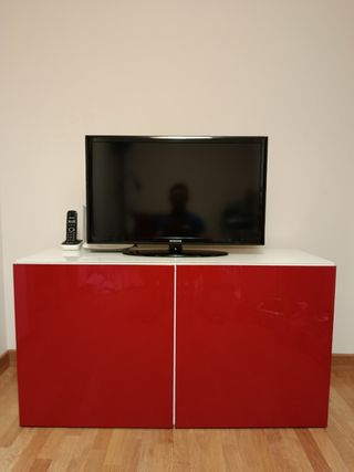 Mueble TV o almacenaje IKEA VESTAS puertas rojo