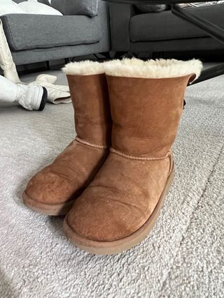 Botas UGG marrón con lazos