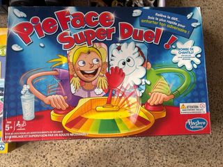 Juegos infantiles: camión, Pie Face, reloj