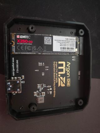 Raspberry Pi 4 4GB + NVMe 120GB
Carcasa Argon M2 