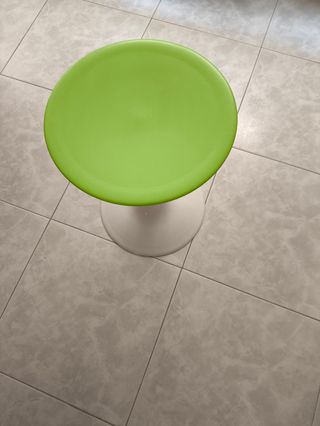 Taburete blanco y verde