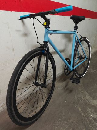 Bicicleta fixie Moma azul, talla M.