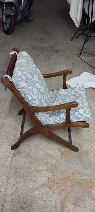 Silla madera  con cojines azules y crudos