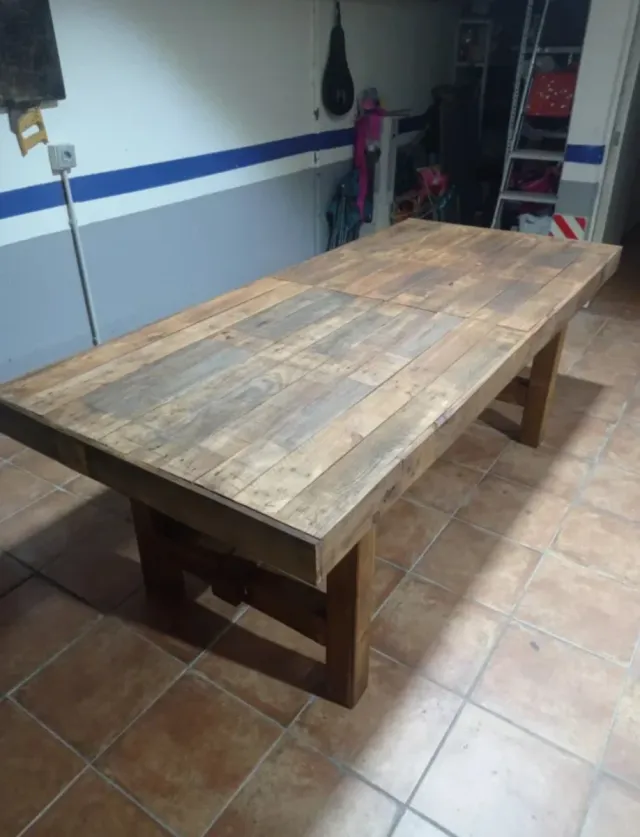 Mesa rústica grande de madera