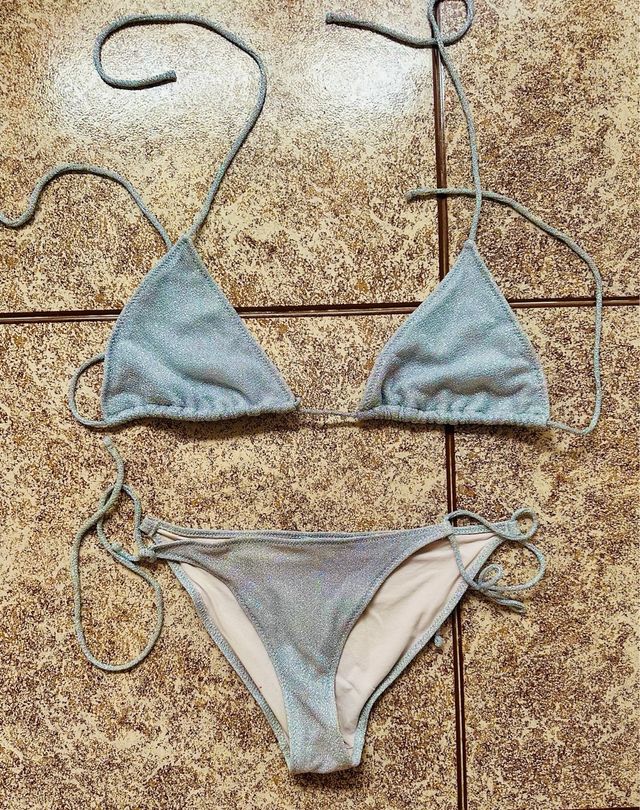 Bikini plateado brillante