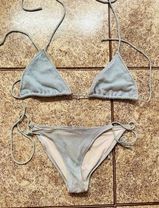 Bikini plateado brillante