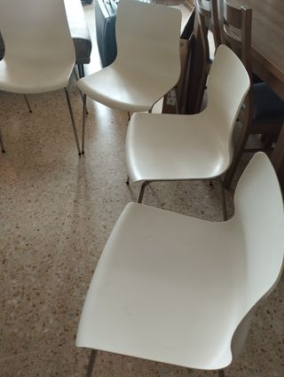 4 Sillas blancas - Plástico y aluminio
