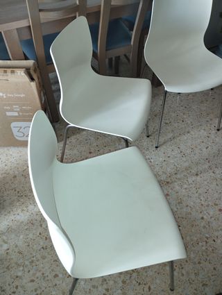 4 Sillas blancas - Plástico y aluminio