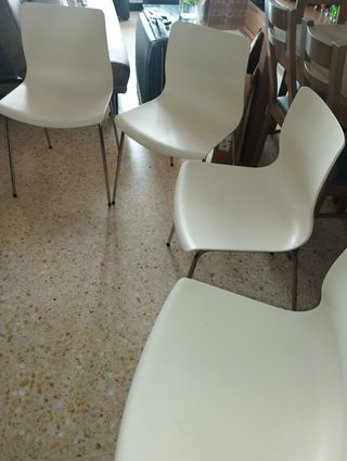4 Sillas blancas - Plástico y aluminio