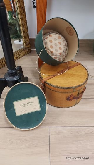 Antigua maleta para sombrero