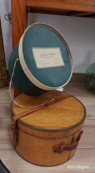 Antigua maleta para sombrero