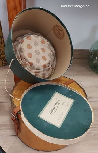 Antigua maleta para sombrero