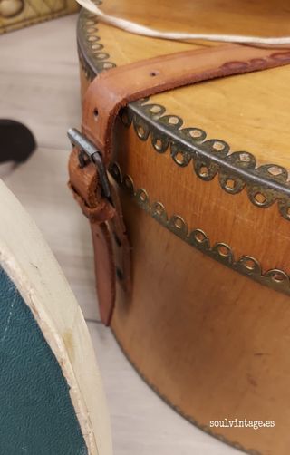 Antigua maleta para sombrero