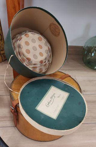 Antigua maleta para sombrero