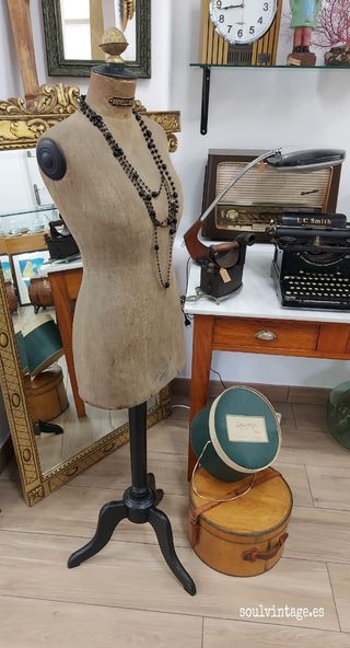 Antigua maleta para sombrero