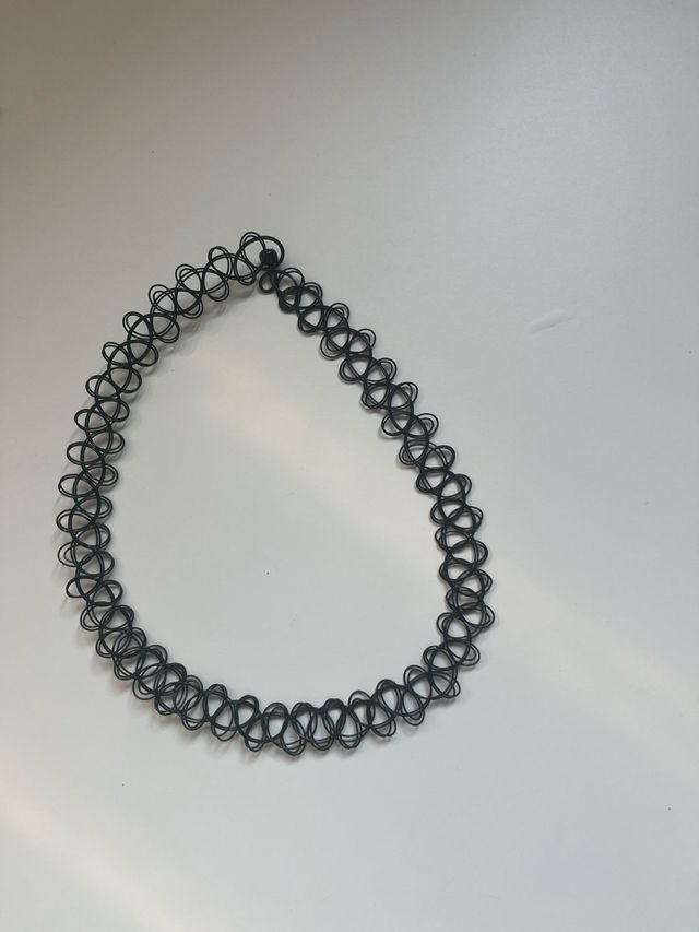 2 collares negros: gargantilla y collar con pluma