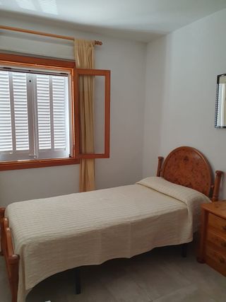 2 letti singoli da 90 cm in legno.
50€ ciascuno