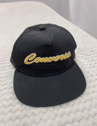 Gorra Converse negra y dorada