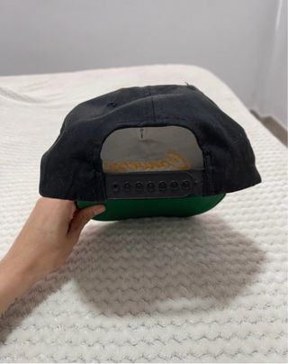 Gorra Converse negra y dorada