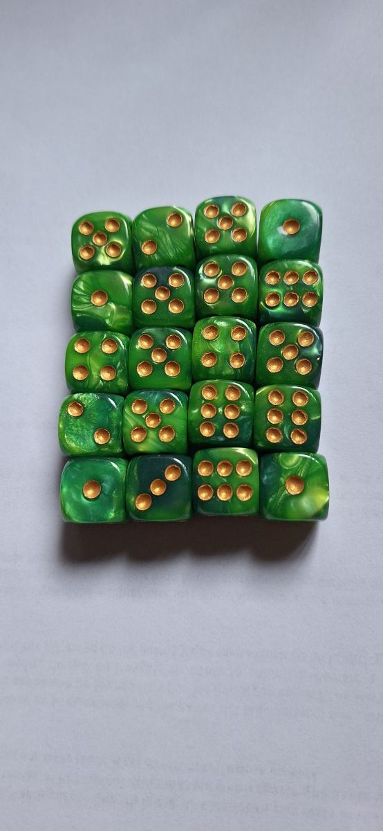 Dados verdes con puntos dorados
