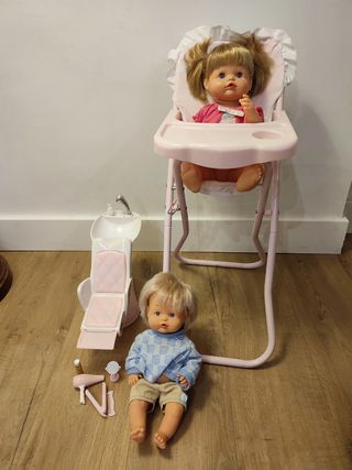 Muñecas con trona y peluquería