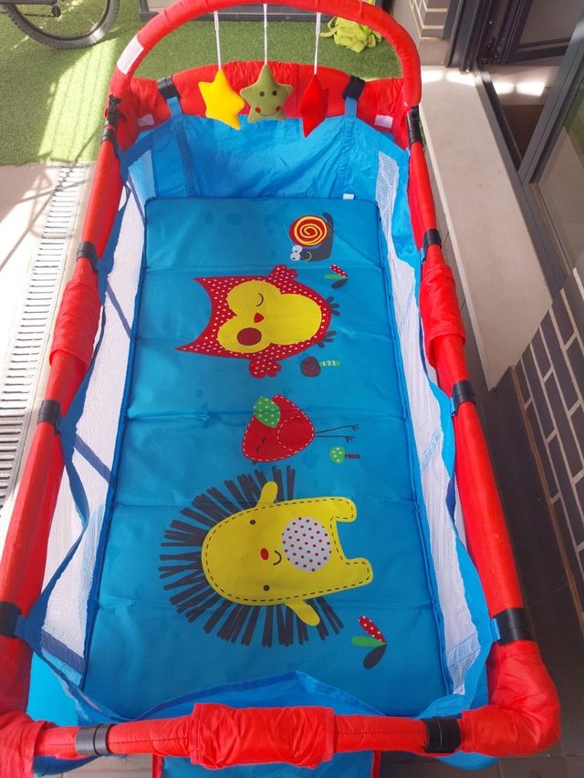 Cuna de viaje completa y parque infantil.
