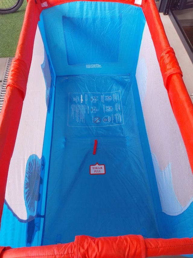 Cuna de viaje completa y parque infantil.