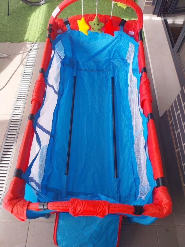 Cuna de viaje completa y parque infantil.