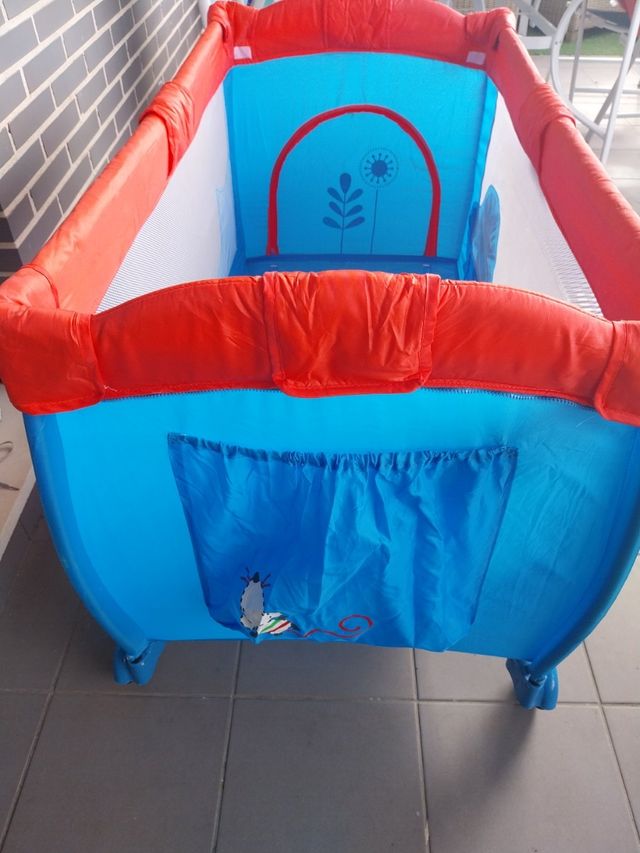 Cuna de viaje completa y parque infantil.