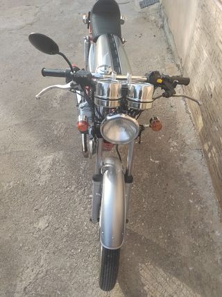 Café racer SkyTeam Ace 125: Moto clásica