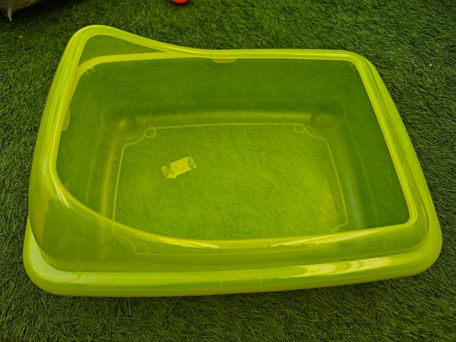 Tortuguero verde de plástico