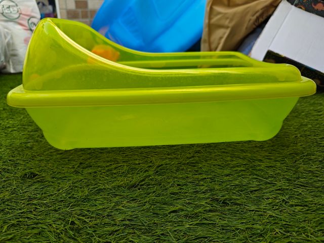 Tortuguero verde de plástico