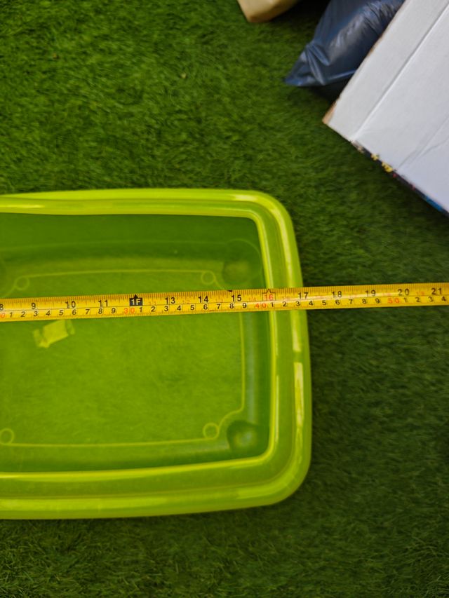 Tortuguero verde de plástico