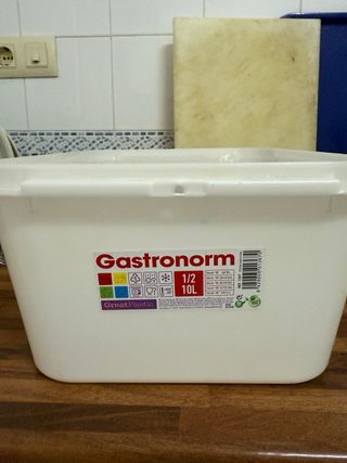Caja plástica blanca
