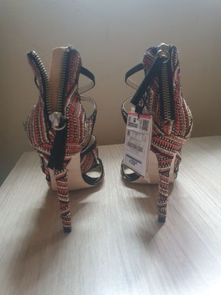Zapatos Zara - Tacones rojos y negros - Talla 35