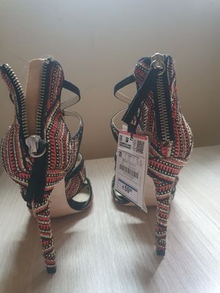Zapatos Zara - Tacones rojos y negros - Talla 35