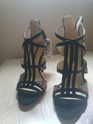 Zapatos Zara - Tacones rojos y negros - Talla 35