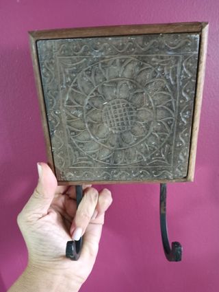 Percha con marco de madera