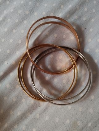 Pulseras doradas y plateadas