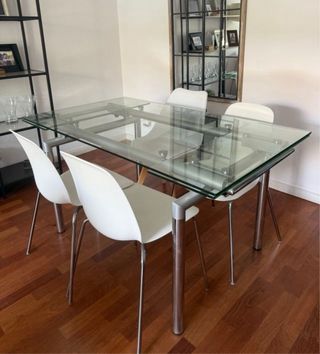 Mesa cristal (extensible) + 4 sillas blancas