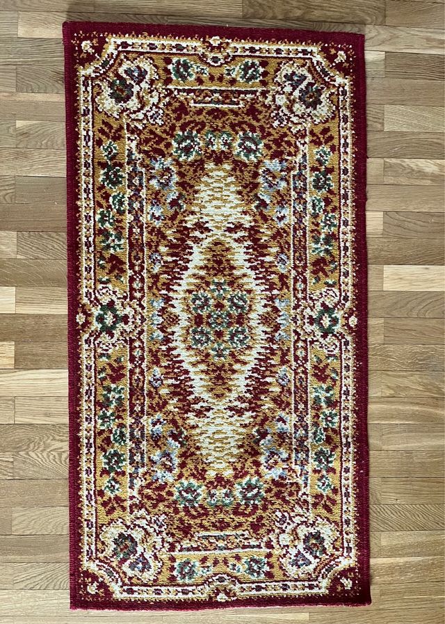 Alfombra roja y dorada