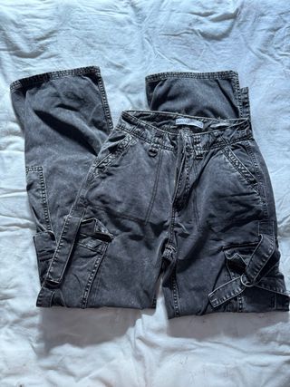 Pantalones cargo negros de Bershka
