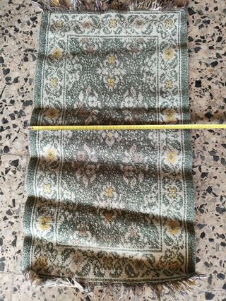 Alfombra vintage verde y beige