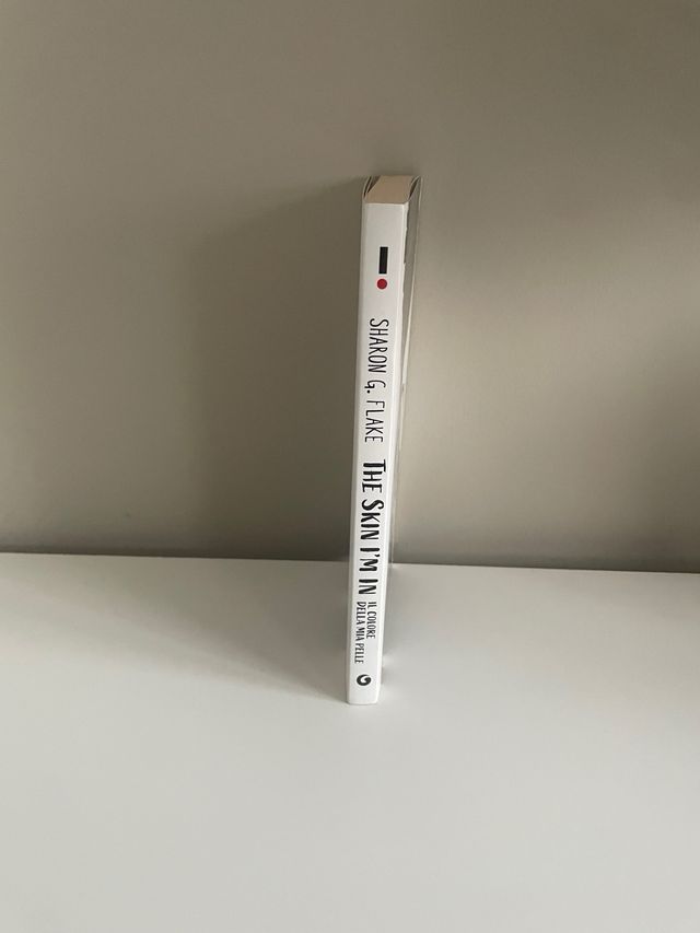 Sharon G Flake - il colore della mia pelle (libro)