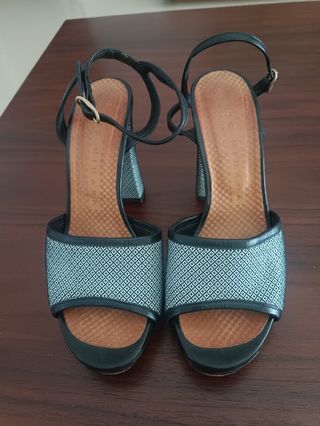 Sandalias tacón piel blanco-negro