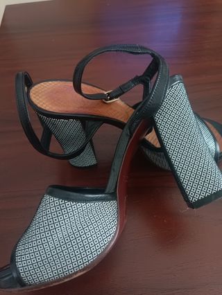 Sandalias tacón piel blanco-negro